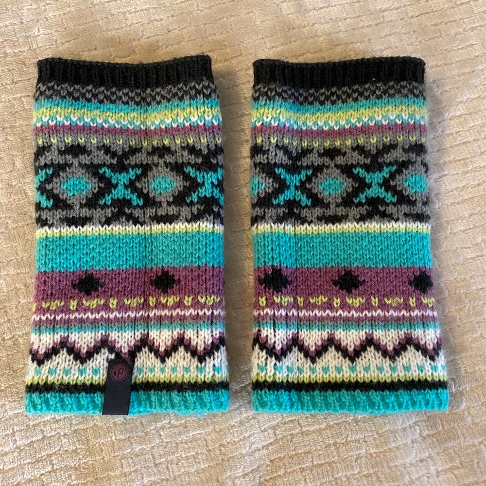 Pistil brand wristlets with thumb-holes